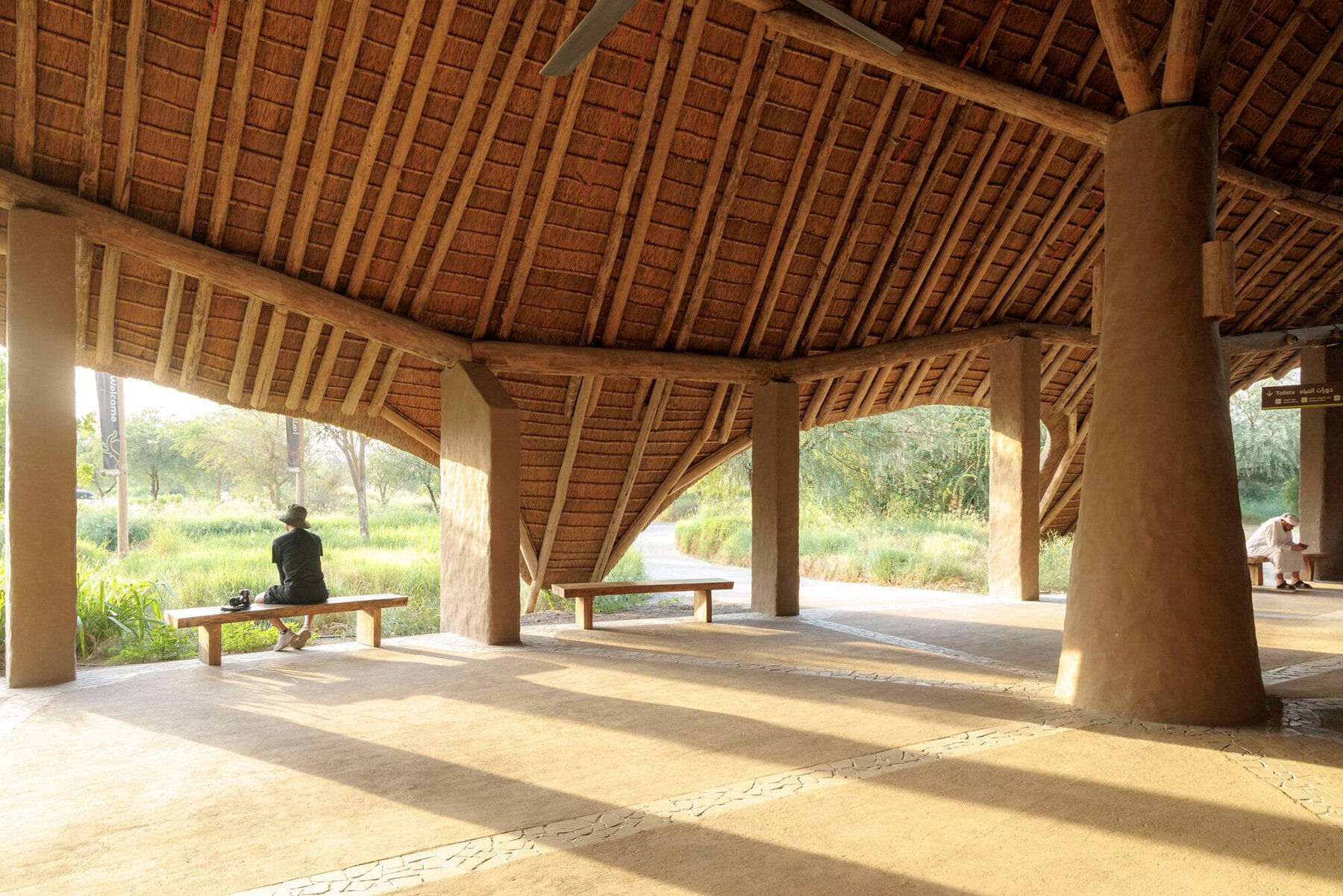 Urko Sánchez: Afrika Ruhu, BAE'de Hasır Çatılarla Yükseliyor