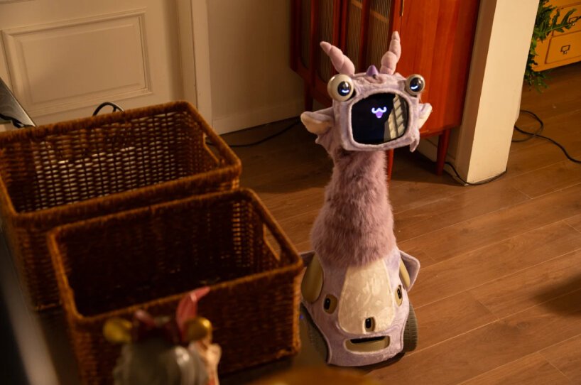 Uzatılabilir Boyunlu OlloNi: Evlere Duygusal Bir Siber Dost Geliyor