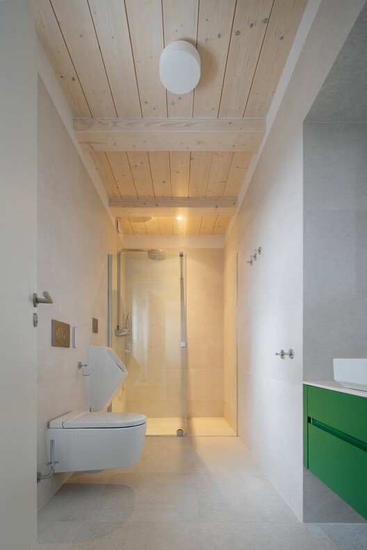 Vadi Üstü Kulübe: Mirasın ve Doğanın Kalbinde Üç Nesil Mimarlık