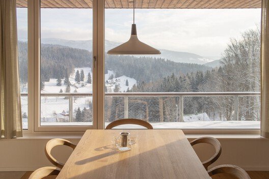 Vadi Üstü Kulübe: Mirasın ve Doğanın Kalbinde Üç Nesil Mimarlık