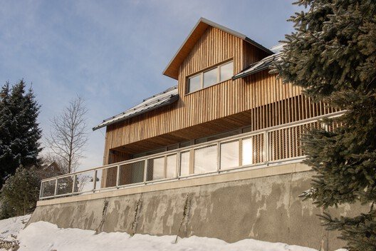 Vadi Üstü Kulübe: Mirasın ve Doğanın Kalbinde Üç Nesil Mimarlık