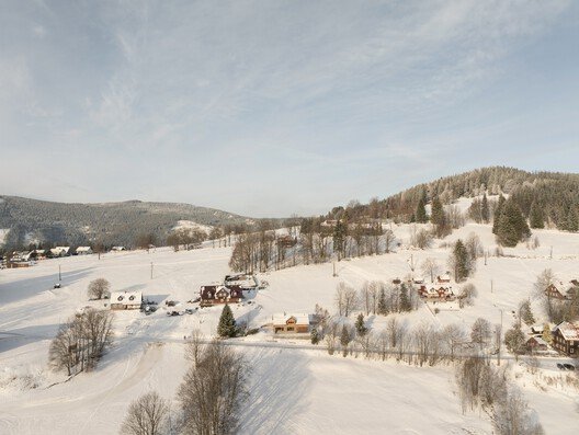 Vadi Üstü Kulübe: Mirasın ve Doğanın Kalbinde Üç Nesil Mimarlık