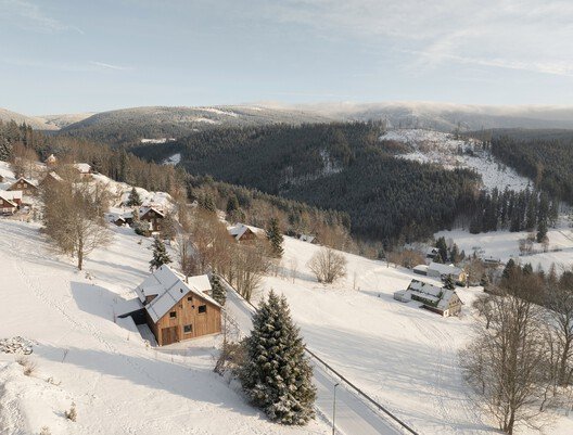 Vadi Üstü Kulübe: Mirasın ve Doğanın Kalbinde Üç Nesil Mimarlık