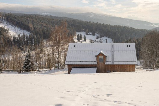 Vadi Üstü Kulübe: Mirasın ve Doğanın Kalbinde Üç Nesil Mimarlık