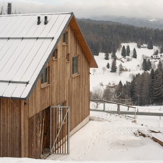 Vadi Üstü Kulübe: Mirasın ve Doğanın Kalbinde Üç Nesil Mimarlık