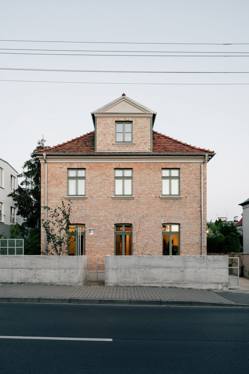 Wiercinski Studio'dan Tarihi Villaya Endüstriyel Dokunuş: P81