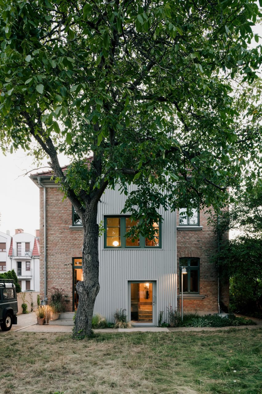 Wiercinski Studio'dan Tarihi Villaya Endüstriyel Dokunuş: P81