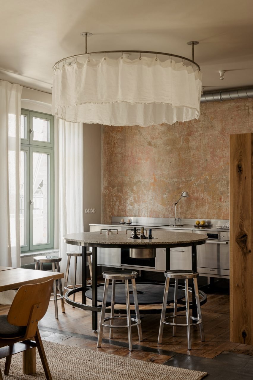 Wiercinski Studio'dan Tarihi Villaya Endüstriyel Dokunuş: P81