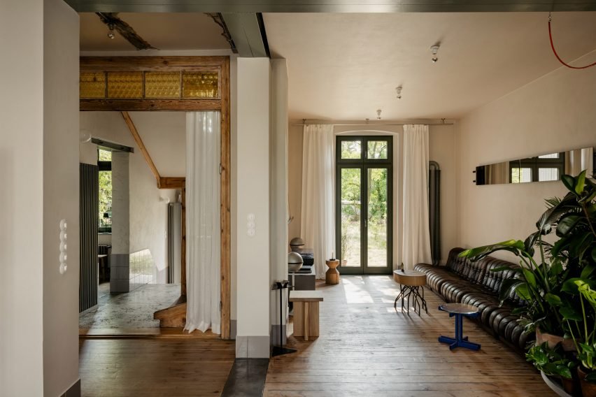 Wiercinski Studio'dan Tarihi Villaya Endüstriyel Dokunuş: P81