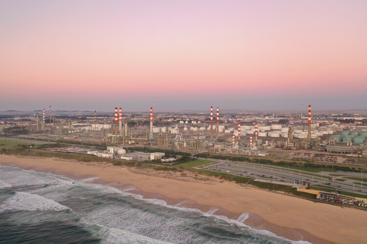 Yerin Altından Yükselen Mimarlık: Petrolün Kentsel Dokuyu Biçimlendirmesi