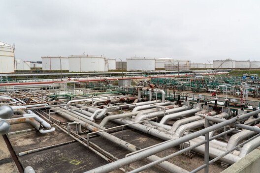 Petrolün Görünmez Mimarlığı: Şehirleri Şekillendiren Güç
