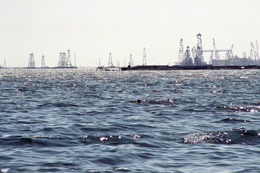 Petrolün Görünmez Mimarlığı: Şehirleri Şekillendiren Güç
