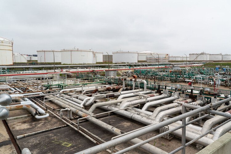 Petrolün Görünmez Mimarlığı: Şehirleri Şekillendiren Güç