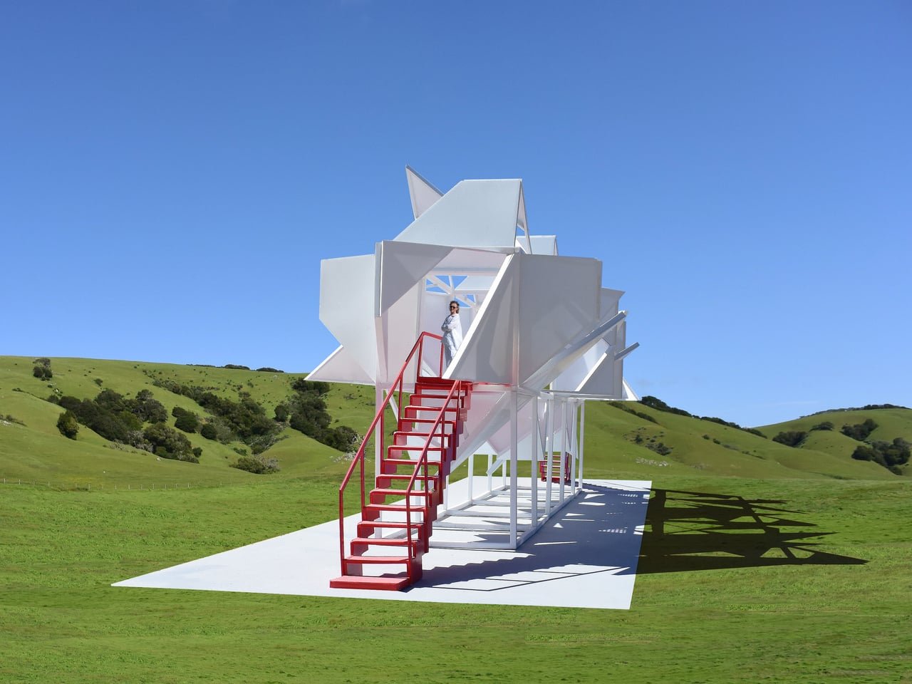 Yürünebilir Çelik Heykel: Geometrik Kaosu Deneyime Dönüştüren Sanat