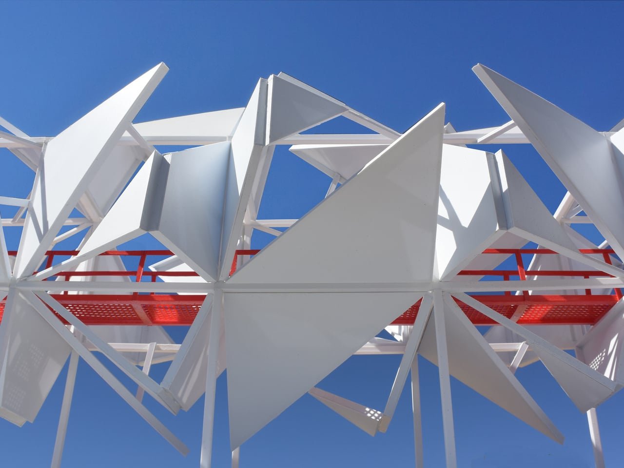 Sıradanlığa Meydan Okuyan Heykel: Jantzen'dan Yürünebilir Geometri