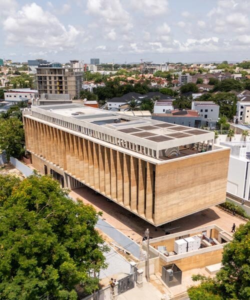 Adjaye Accra&rsquo;da Mimariyi Yeniden Tanımlıyor: Toprak ve Betonun Dansı