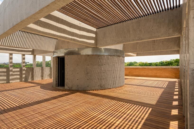 Adjaye Accra'da Mimariyi Yeniden Tanımlıyor: Toprak ve Betonun Dansı