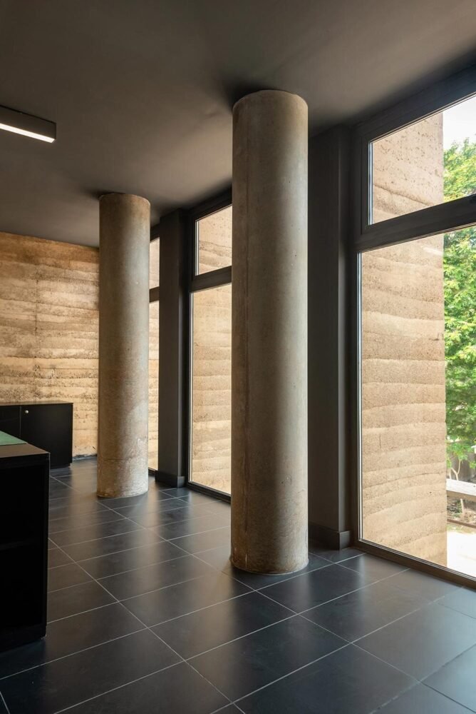 Adjaye Accra'da Mimariyi Yeniden Tanımlıyor: Toprak ve Betonun Dansı