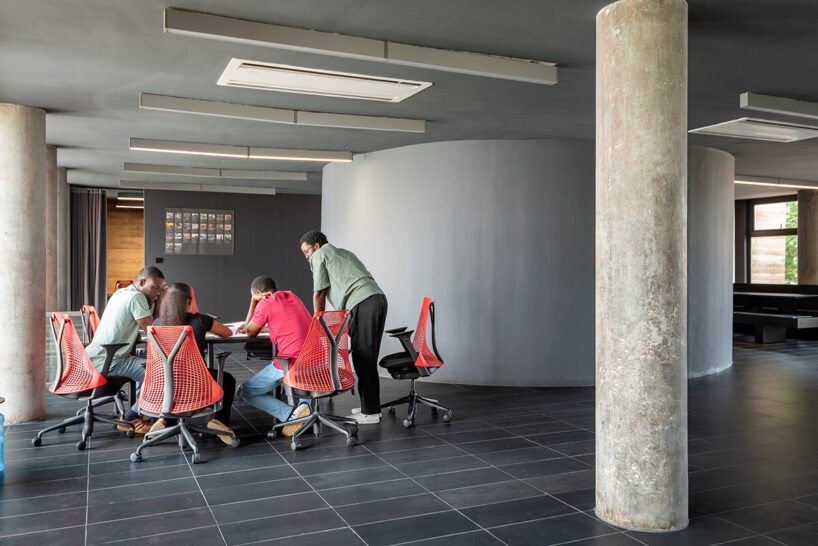 Adjaye Accra'da Mimariyi Yeniden Tanımlıyor: Toprak ve Betonun Dansı