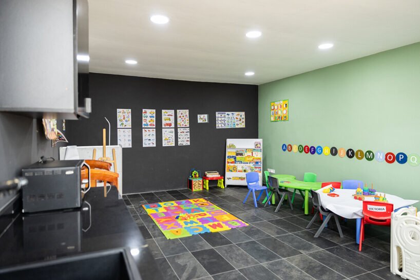 Adjaye Accra'da Mimariyi Yeniden Tanımlıyor: Toprak ve Betonun Dansı