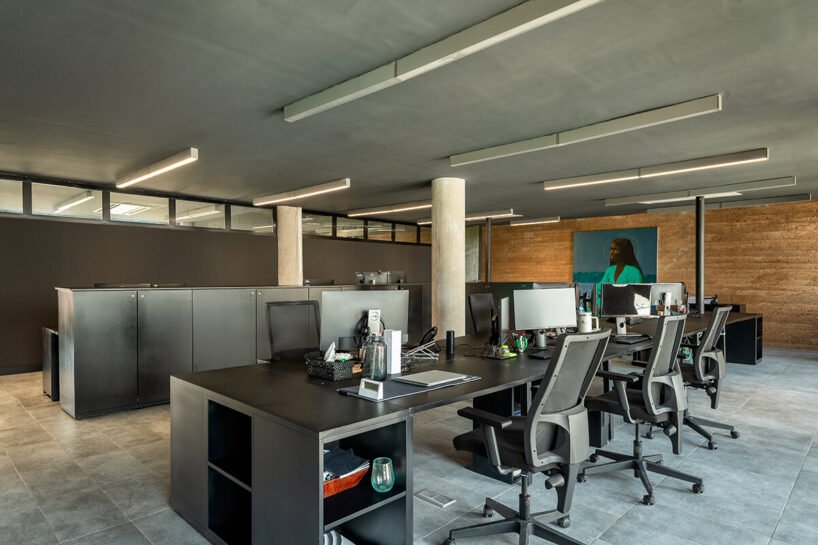 Adjaye Accra'da Mimariyi Yeniden Tanımlıyor: Toprak ve Betonun Dansı