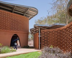 Adjaye Accra'da Mimariyi Yeniden Tanımlıyor: Toprak ve Betonun Dansı
