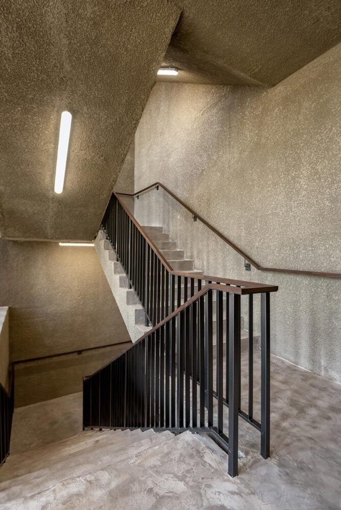 Adjaye Accra'da Mimariyi Yeniden Tanımlıyor: Toprak ve Betonun Dansı