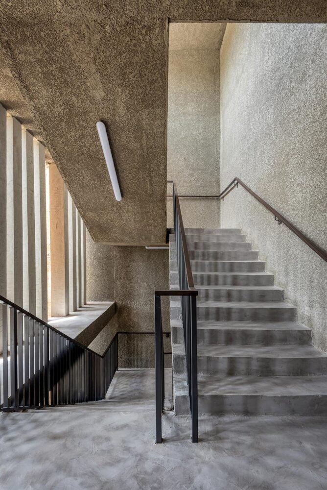 Adjaye Accra'da Mimariyi Yeniden Tanımlıyor: Toprak ve Betonun Dansı