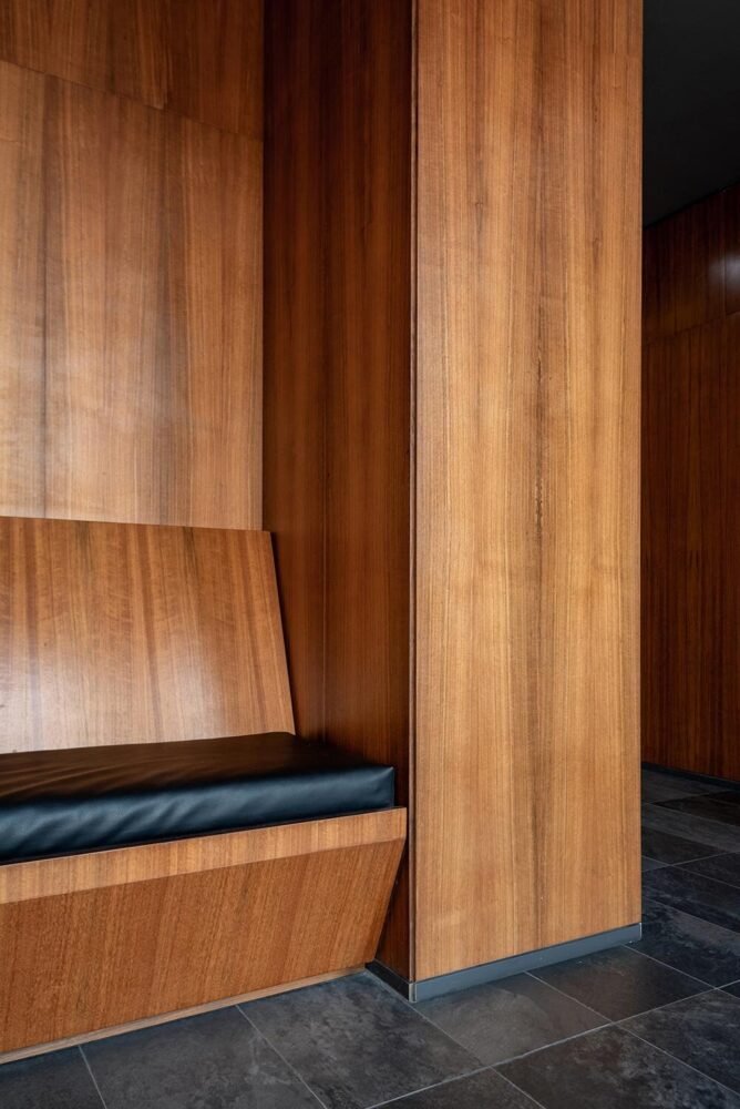 Adjaye Accra'da Mimariyi Yeniden Tanımlıyor: Toprak ve Betonun Dansı