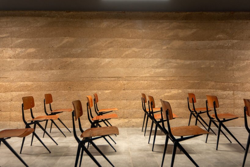 Adjaye Accra'da Mimariyi Yeniden Tanımlıyor: Toprak ve Betonun Dansı