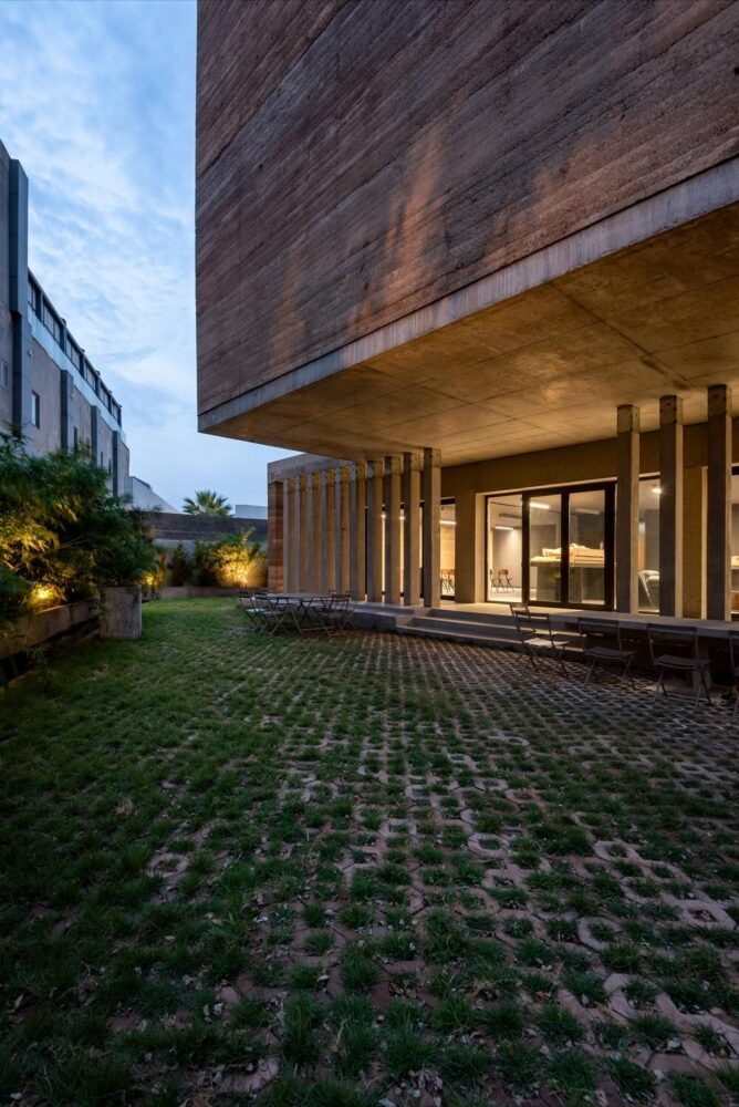 Adjaye Accra'da Mimariyi Yeniden Tanımlıyor: Toprak ve Betonun Dansı