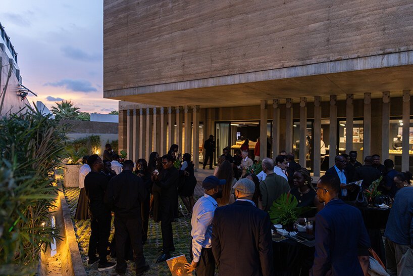 Adjaye Accra'da Mimariyi Yeniden Tanımlıyor: Toprak ve Betonun Dansı