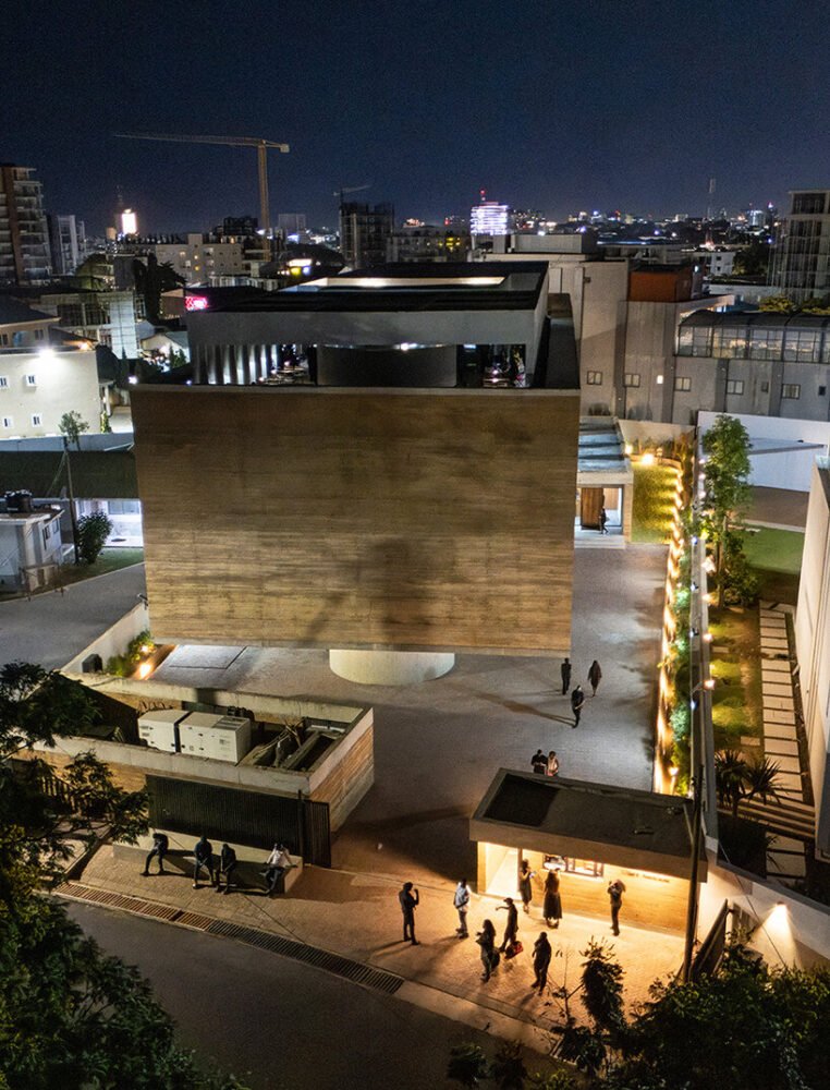 Adjaye Accra'da Mimariyi Yeniden Tanımlıyor: Toprak ve Betonun Dansı