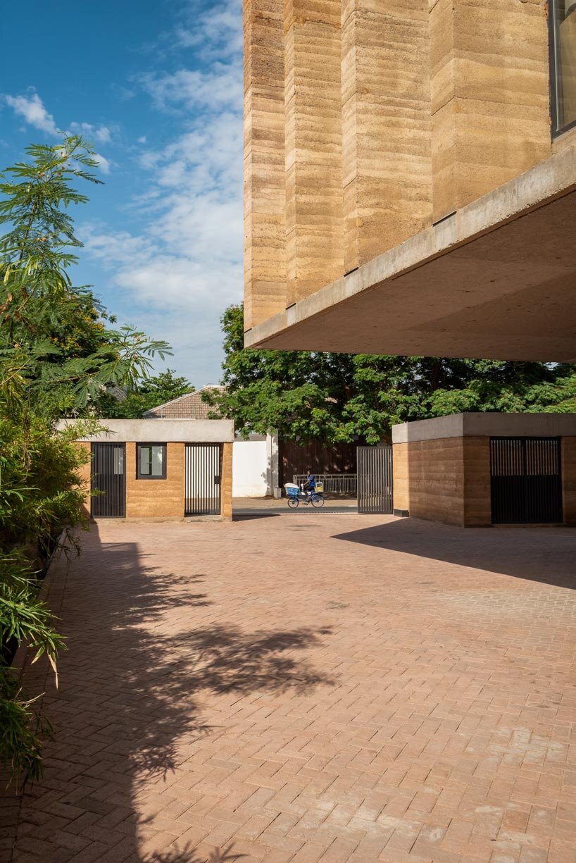 Adjaye Accra'da Mimariyi Yeniden Tanımlıyor: Toprak ve Betonun Dansı