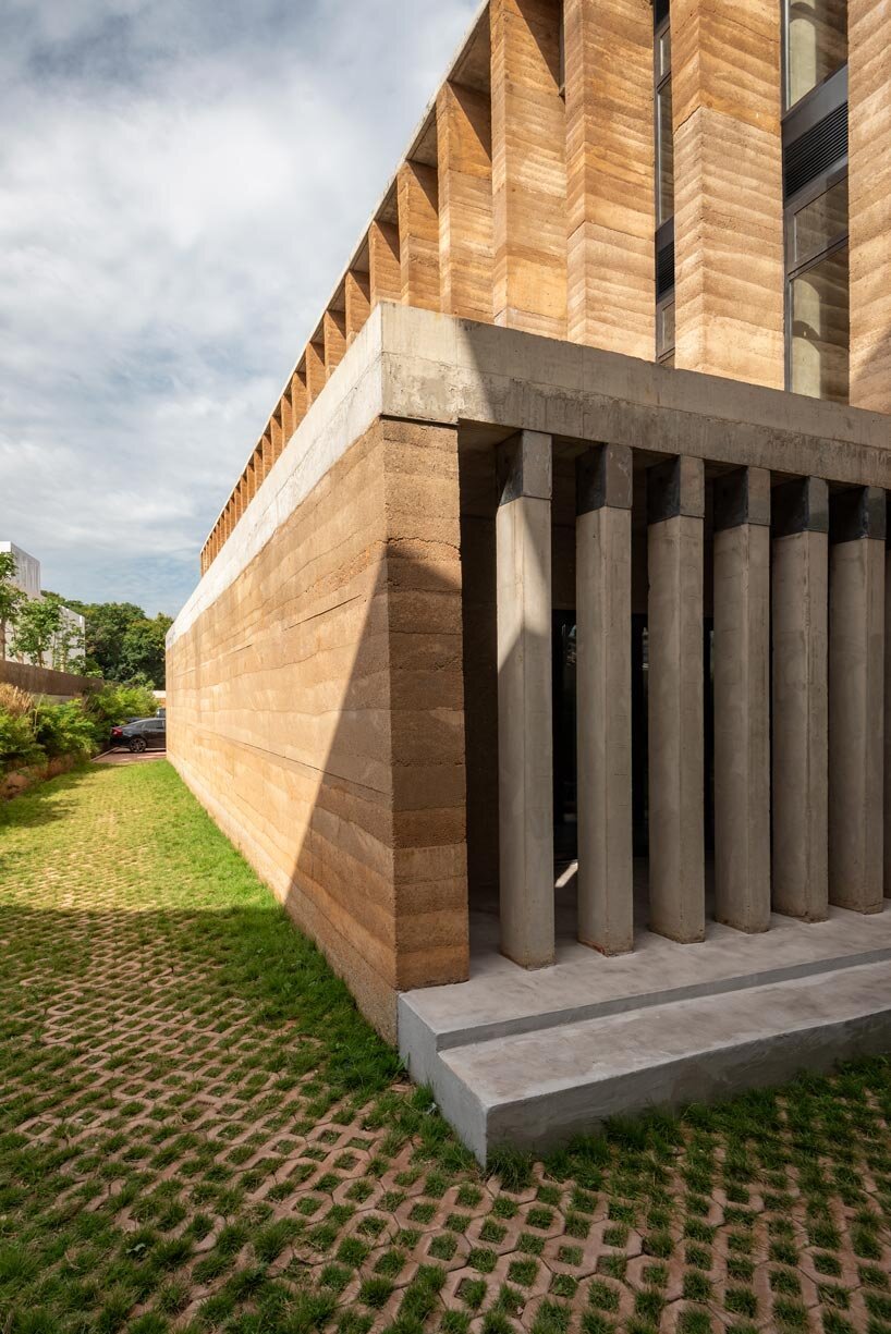 Adjaye Accra'da Mimariyi Yeniden Tanımlıyor: Toprak ve Betonun Dansı
