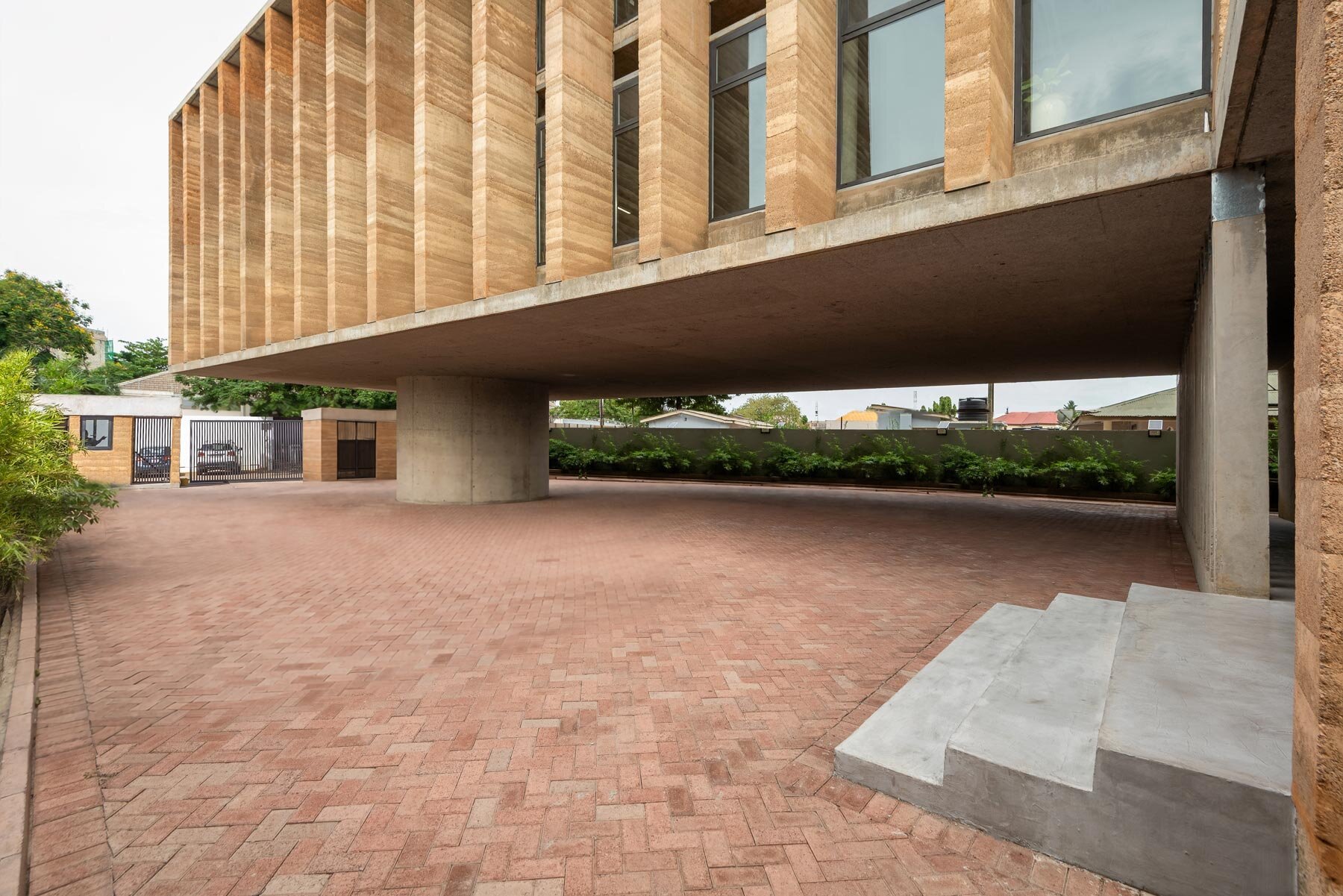Adjaye Accra'da Mimariyi Yeniden Tanımlıyor: Toprak ve Betonun Dansı