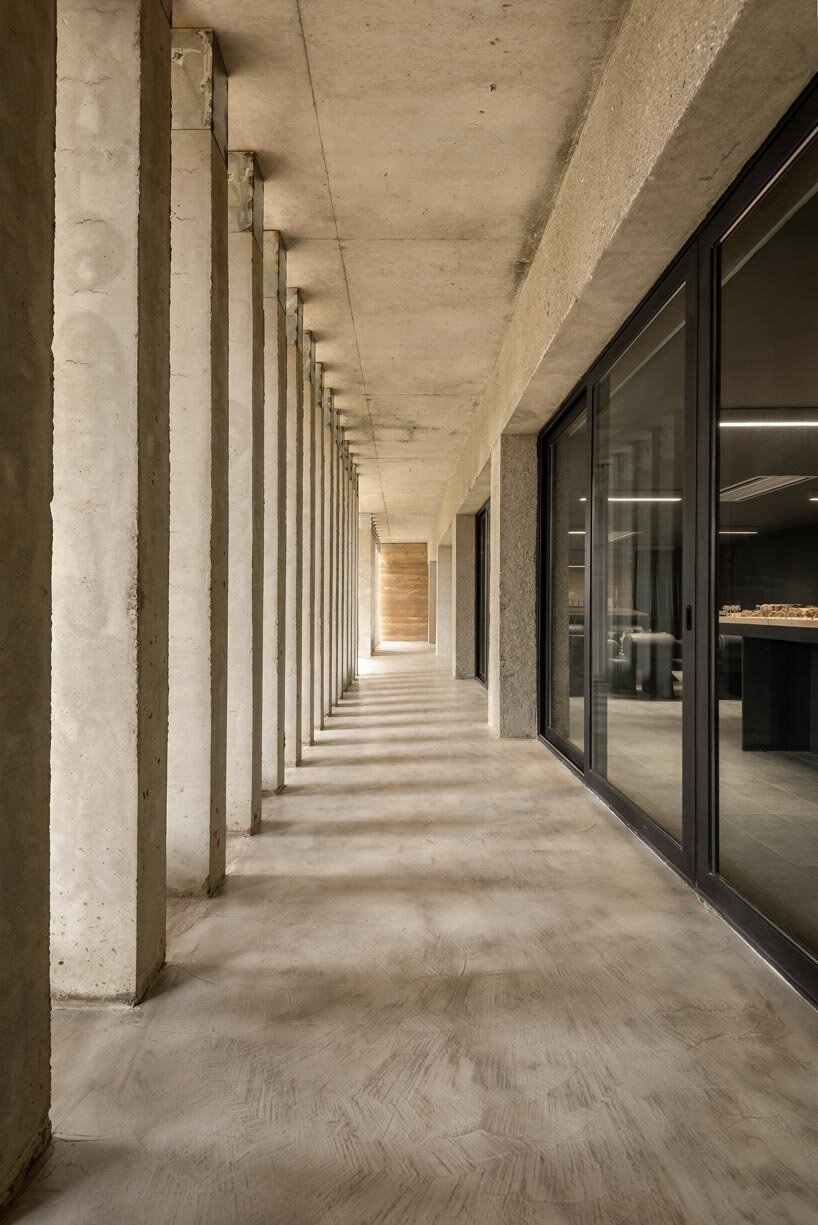 Adjaye Accra'da Mimariyi Yeniden Tanımlıyor: Toprak ve Betonun Dansı