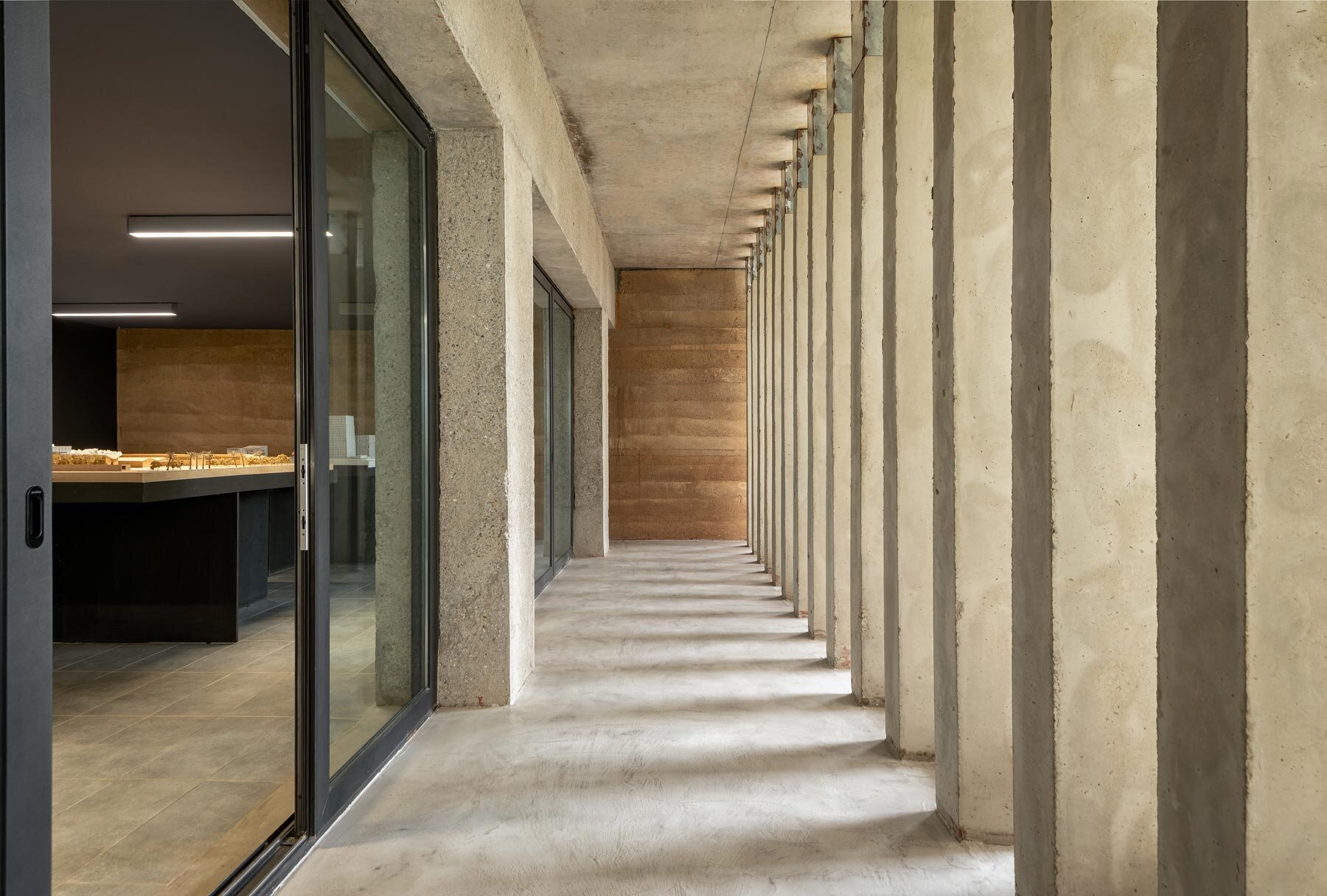 Adjaye Accra'da Mimariyi Yeniden Tanımlıyor: Toprak ve Betonun Dansı