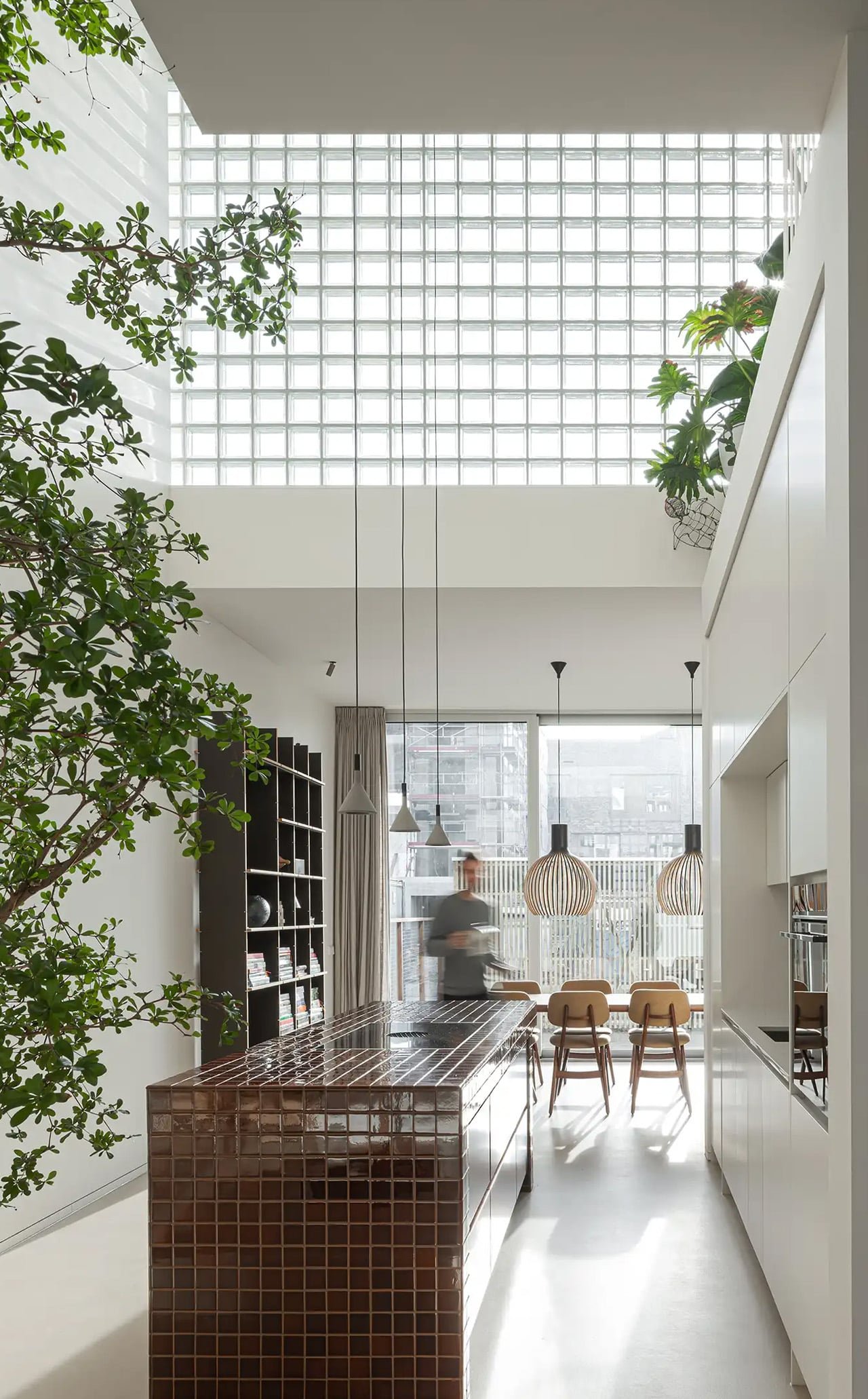 Studioninedots&rsquo;tan &lsquo;Işık Evi&rsquo;: Amsterdam&rsquo;ın Katmanlı Dikey Yaşamı