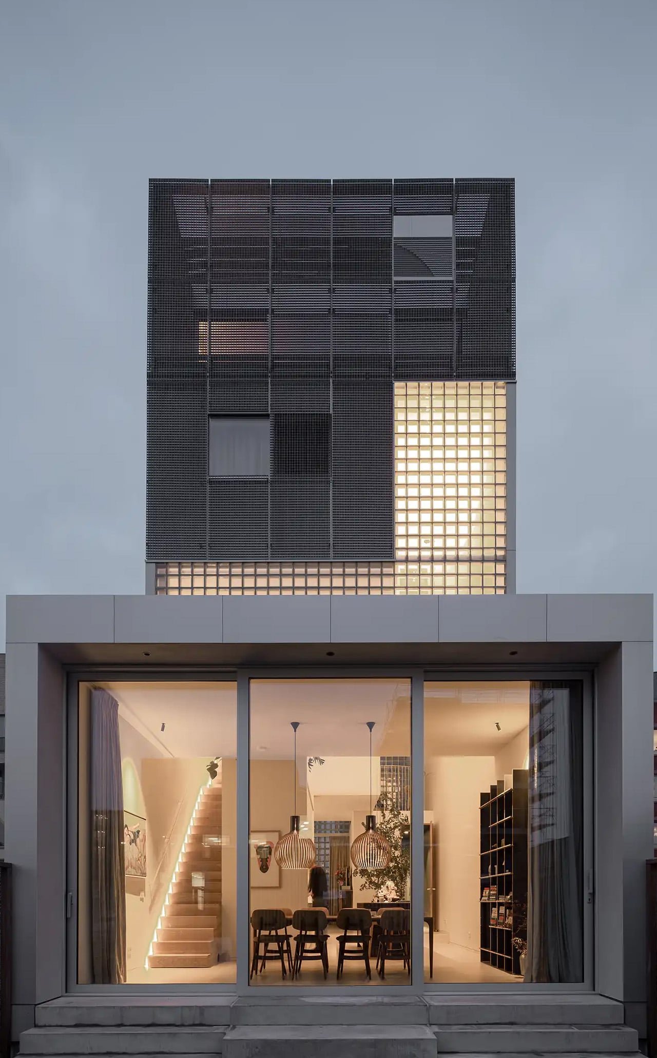 Studioninedots'tan 'Işık Evi': Amsterdam'ın Katmanlı Dikey Yaşamı