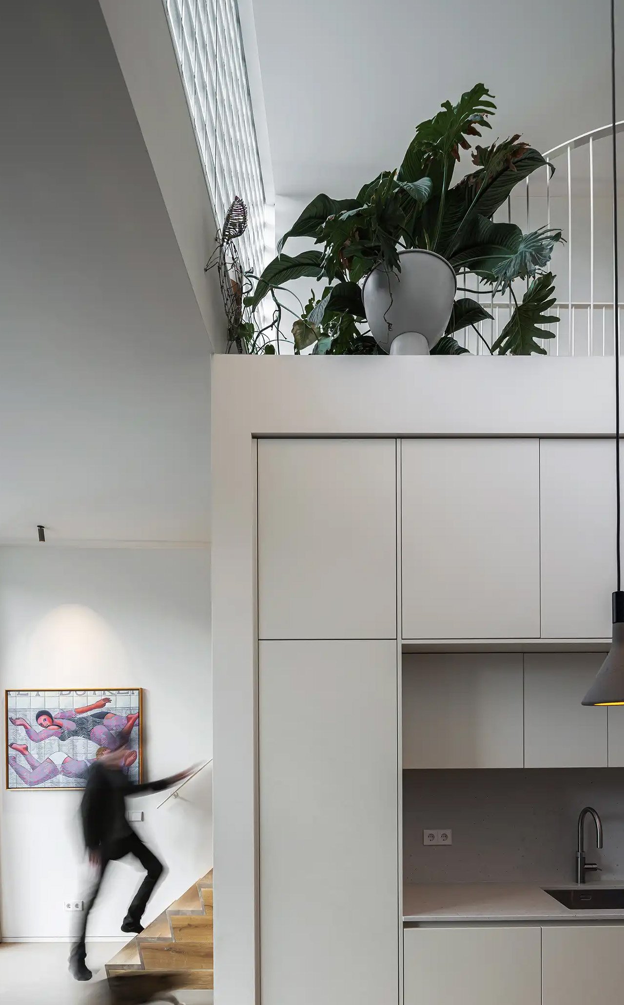 Studioninedots'tan 'Işık Evi': Amsterdam'ın Katmanlı Dikey Yaşamı