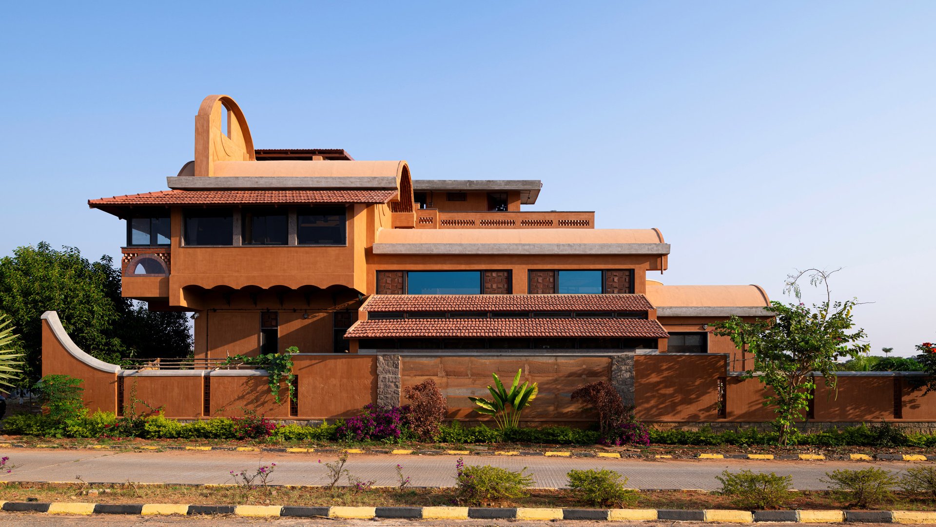 Studio LOHO & Sharon Van Overmeiren: El Yapımı Anıtsal Seramik Küvetler