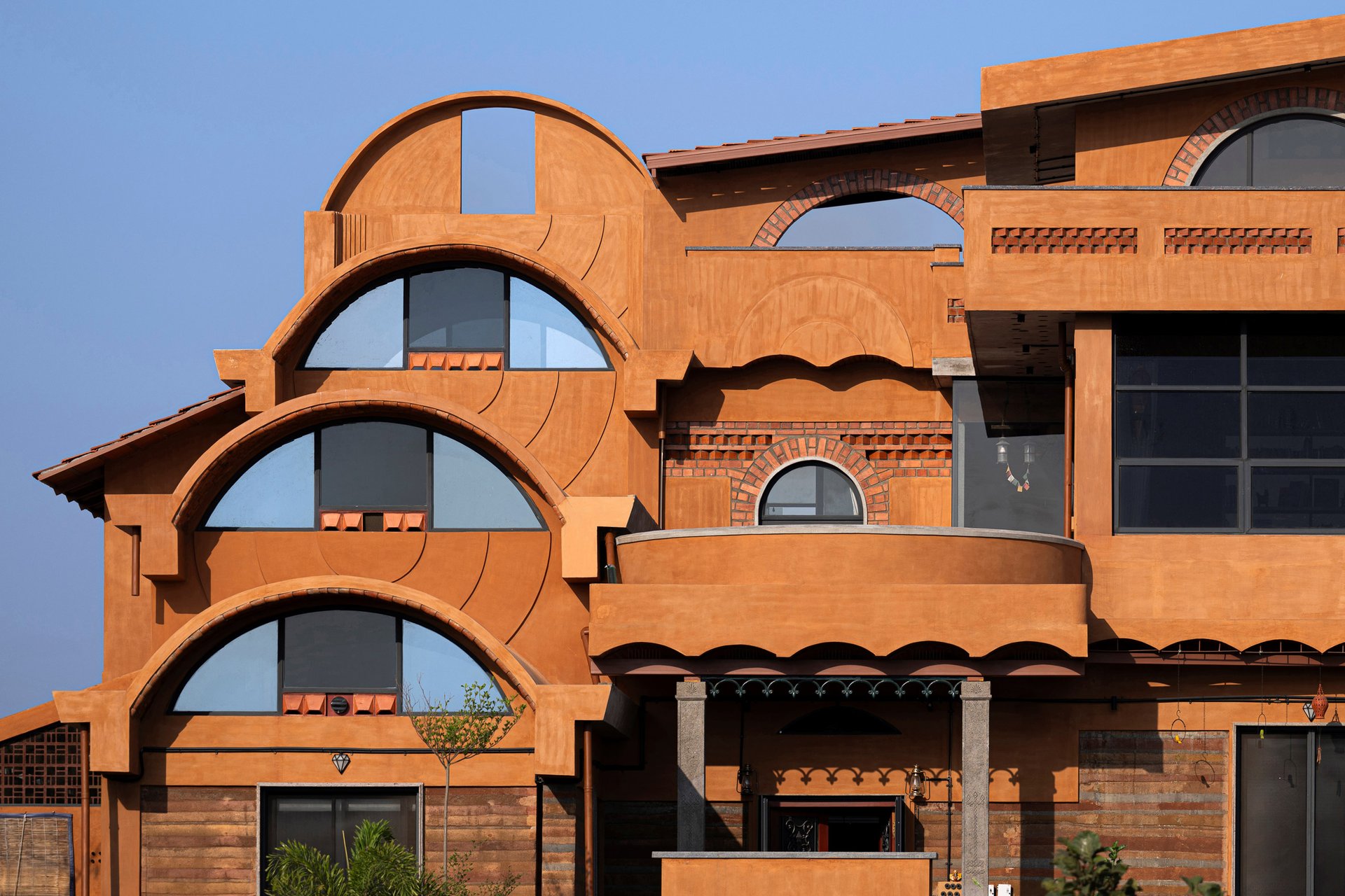 Aurva Illam: Toprağın Belleğinden Doğan Doğa Dostu Kaskatlı Mimari