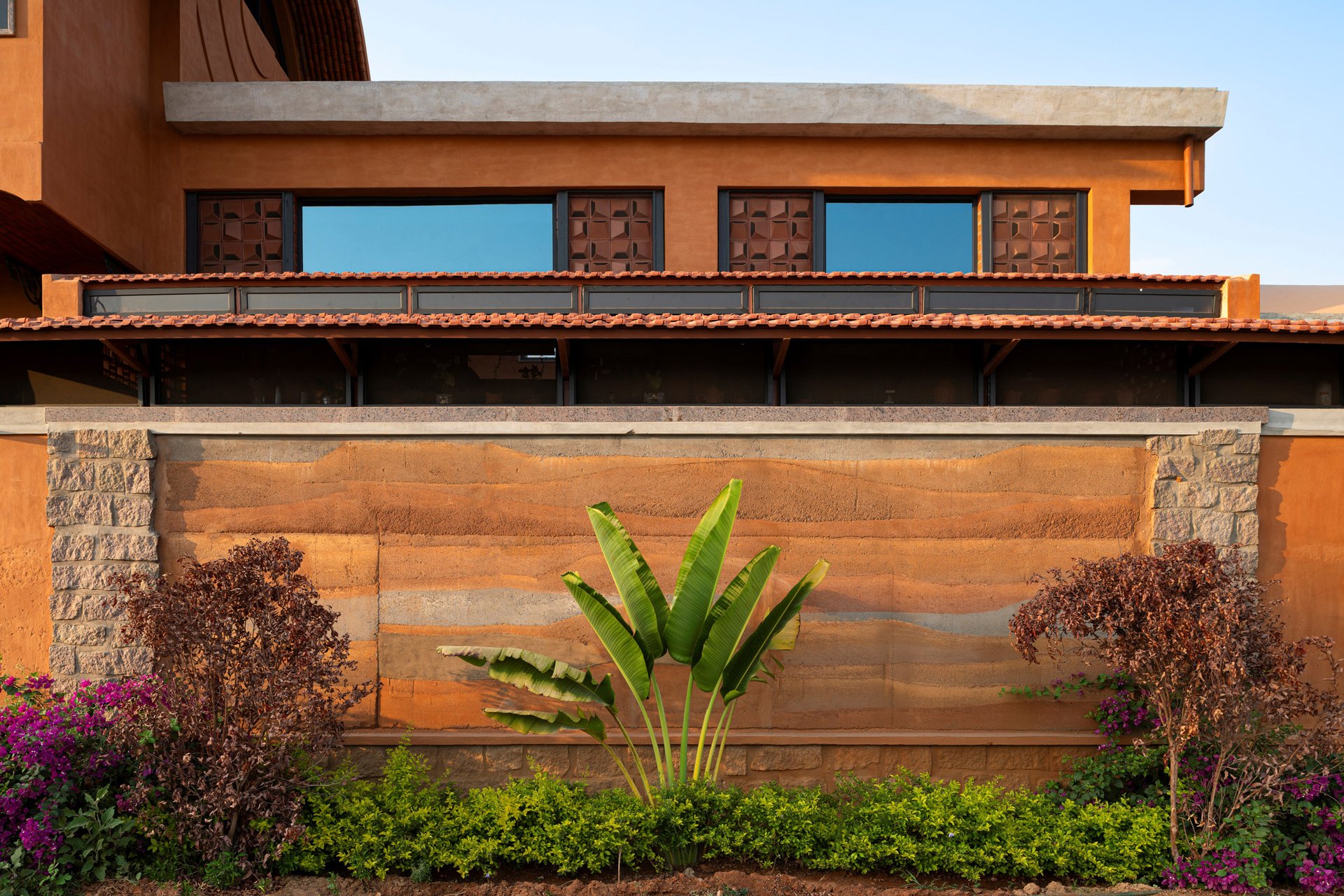 Aurva Illam: Toprağın Belleğinden Doğan Doğa Dostu Kaskatlı Mimari