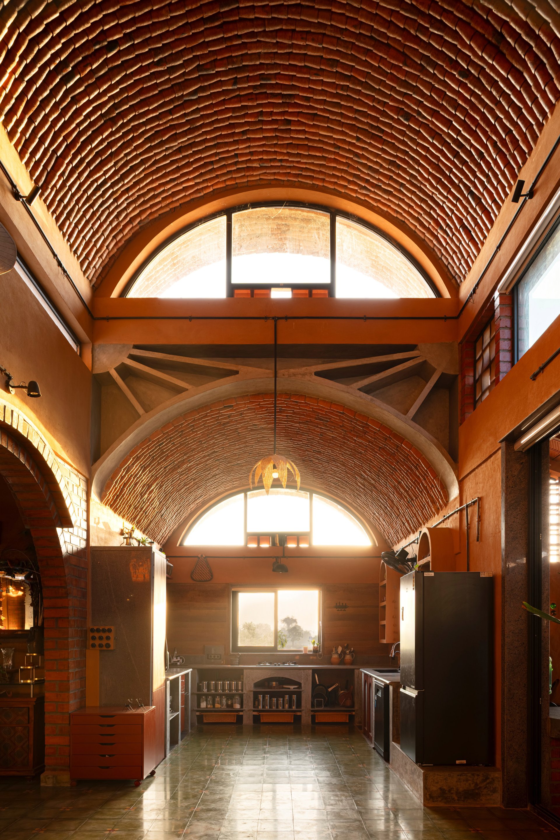 Aurva Illam: Toprağın Belleğinden Doğan Doğa Dostu Kaskatlı Mimari