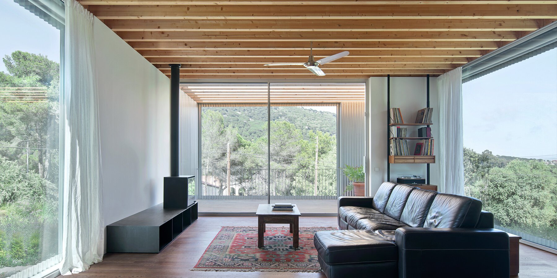 House 144º: Barcelona'da Yamaçta Yükselen Sürdürülebilir Bir Rüya