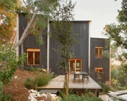 House 144º: Barcelona'da Yamaçta Yükselen Sürdürülebilir Bir Rüya