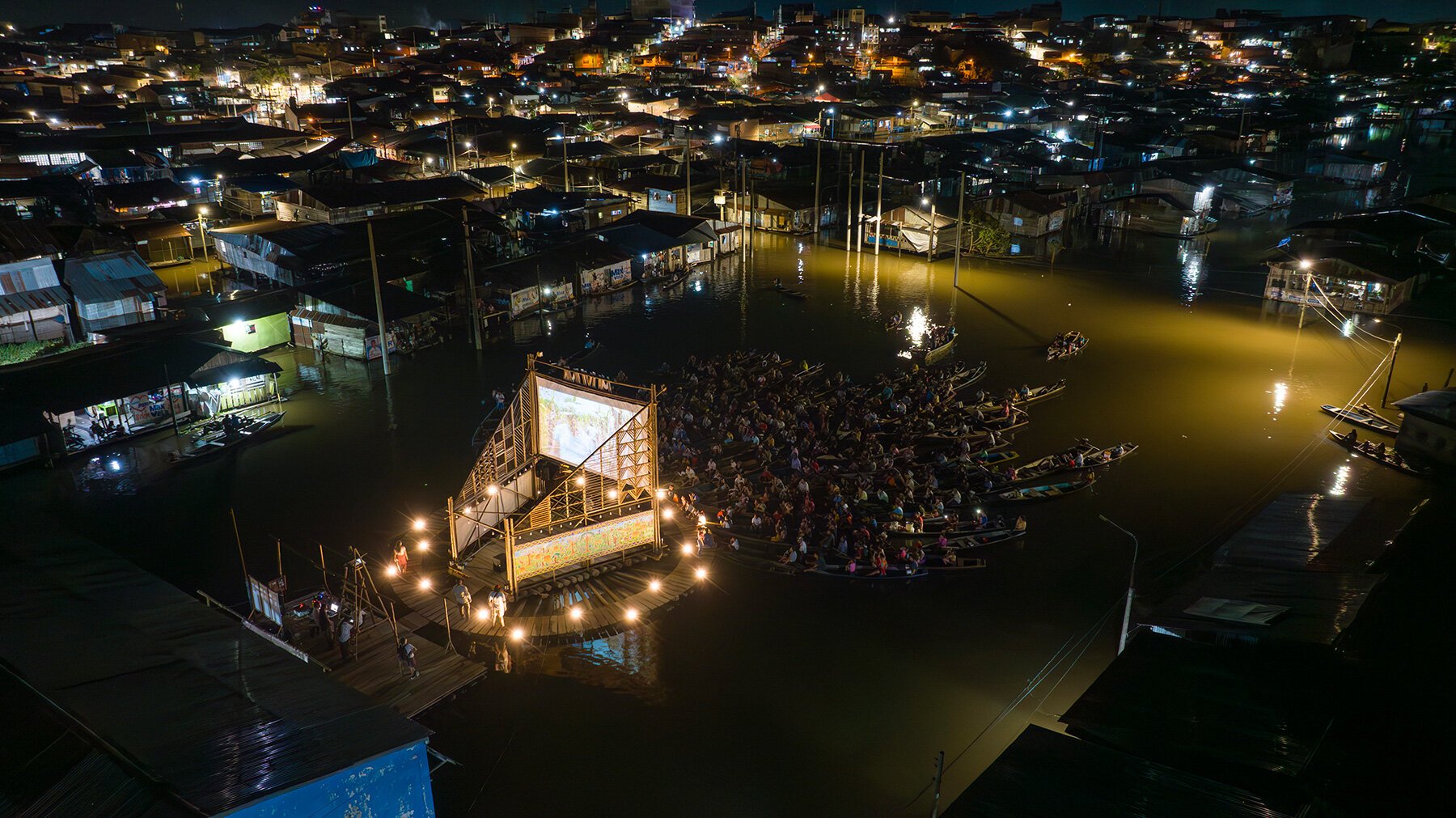 Belén'de Sularla Dans Eden Sanat: Espacio Común'un Yüzen Sahnesi