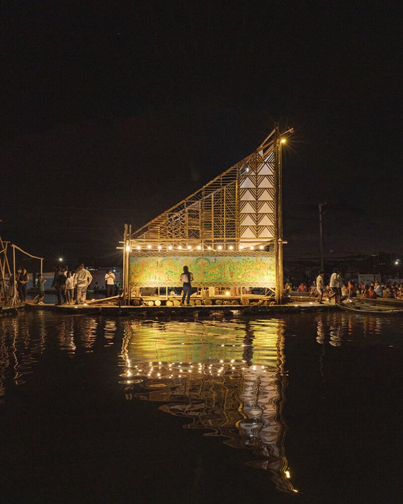 Belén'de Sularla Dans Eden Sanat: Espacio Común'un Yüzen Sahnesi