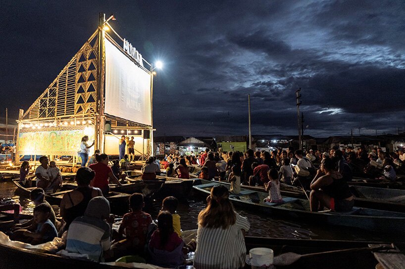 Belén'de Sularla Dans Eden Sanat: Espacio Común'un Yüzen Sahnesi